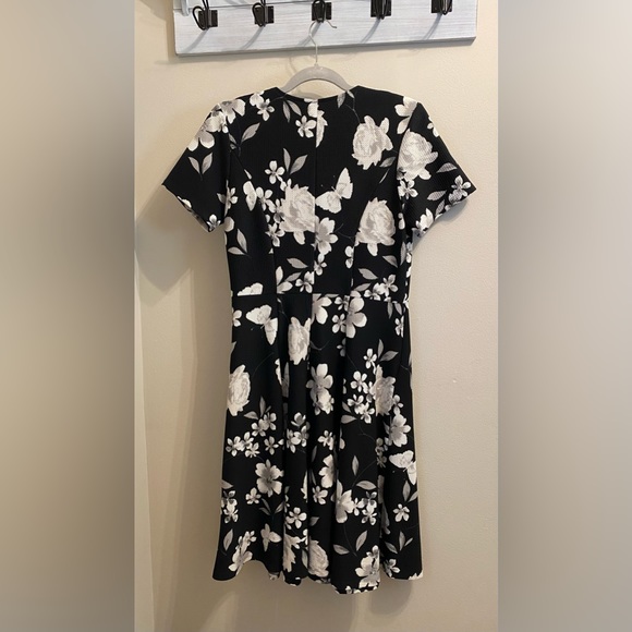 Black short sleeved dress - Picture 3 of 5